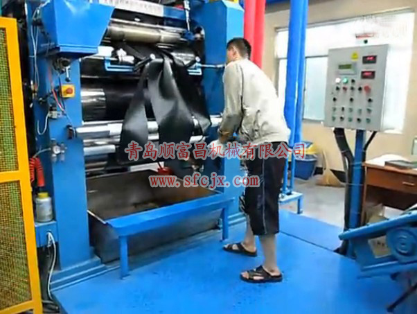 工作中的壓延機(jī)www.iwebpicks.com